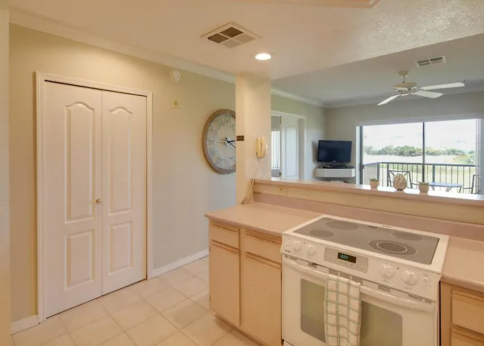 Havasu Getaway W/ Golf Course & Views! Holiday home