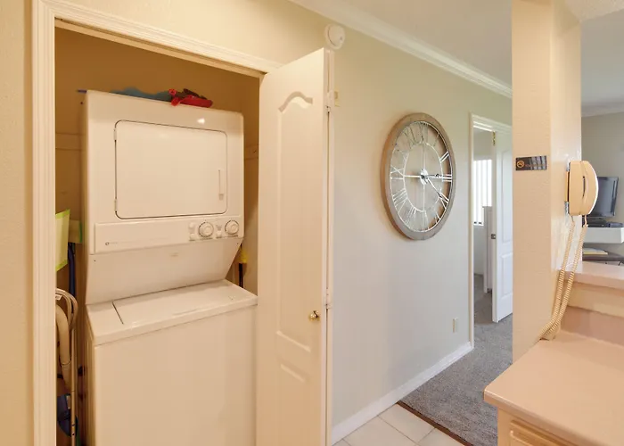Havasu Getaway W/ Golf Course & Views! Holiday home Lake Havasu City