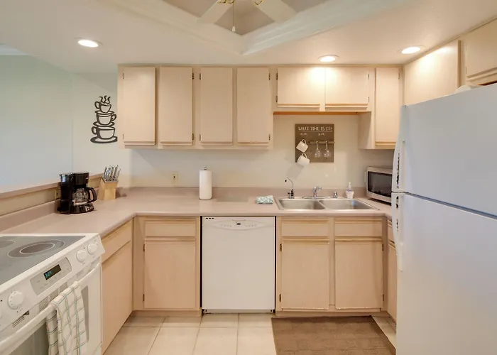 Havasu Getaway W/ Golf Course & Views! Holiday home Lake Havasu City
