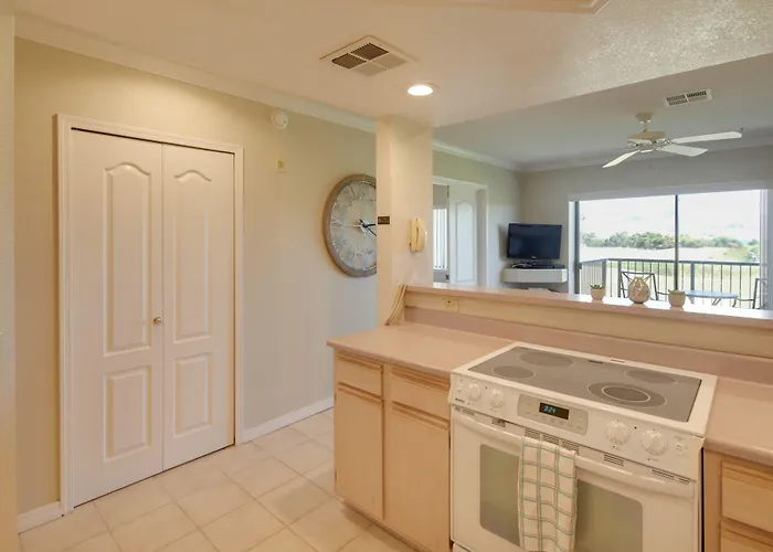 Havasu Getaway W/ Golf Course & Views! Holiday home