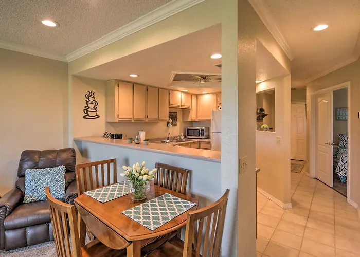 Havasu Getaway W/ Golf Course & Views! Hébergement de vacances