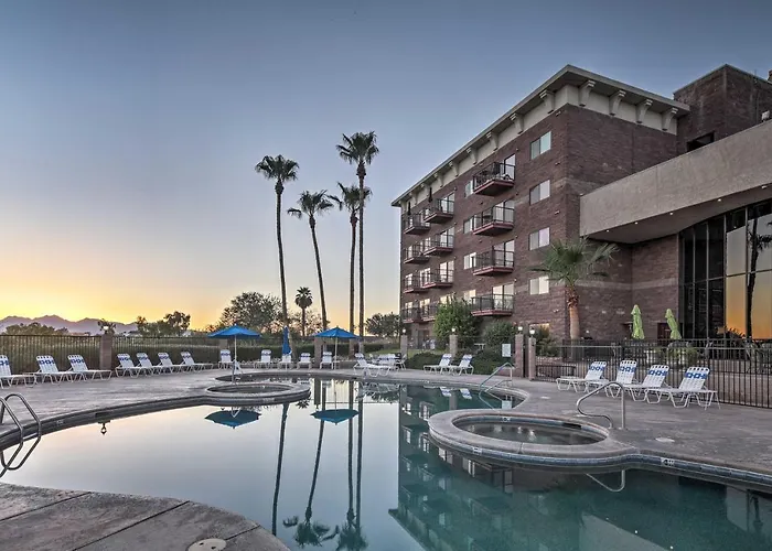 Havasu Getaway W/ Golf Course & Views! Hébergement de vacances