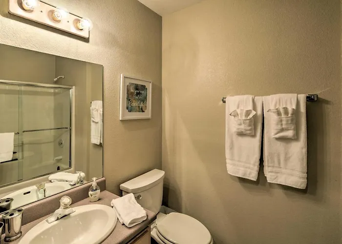 Havasu Getaway W/ Golf Course & Views! Hébergement de vacances Lake Havasu City